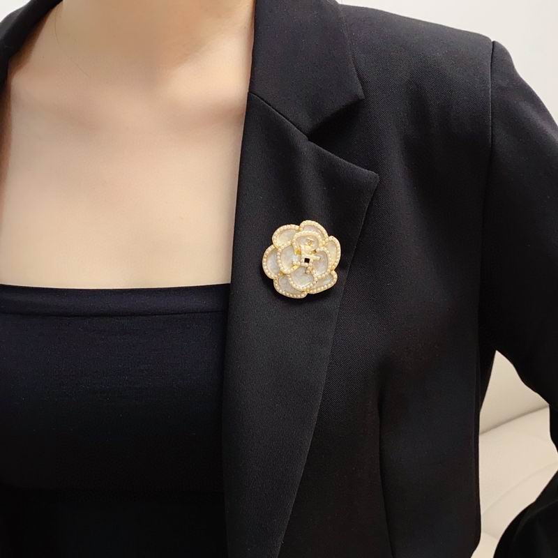 Chanel Brooch 1lyx3