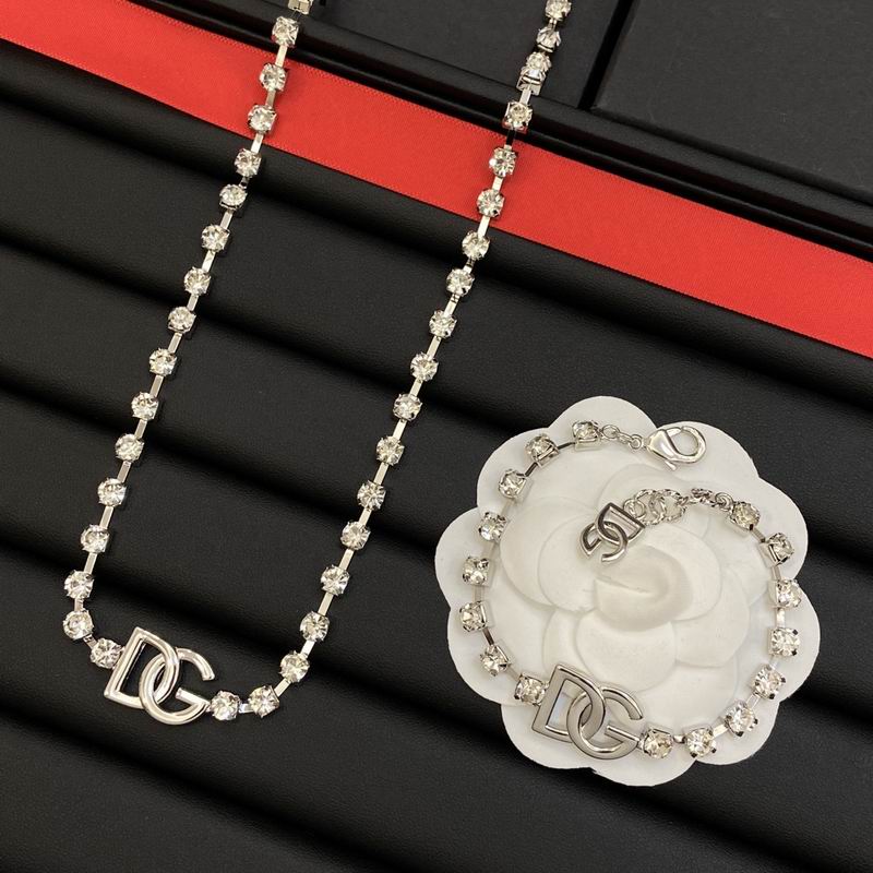 DG necklace lyr10