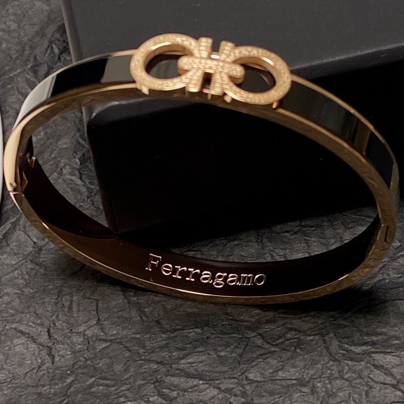 Ferragamo bracelet 1lyr2